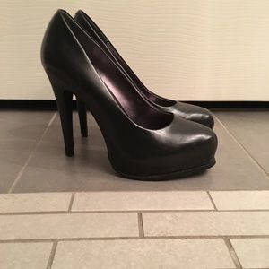 Size 7 Simply Vera Black Leather Pumps